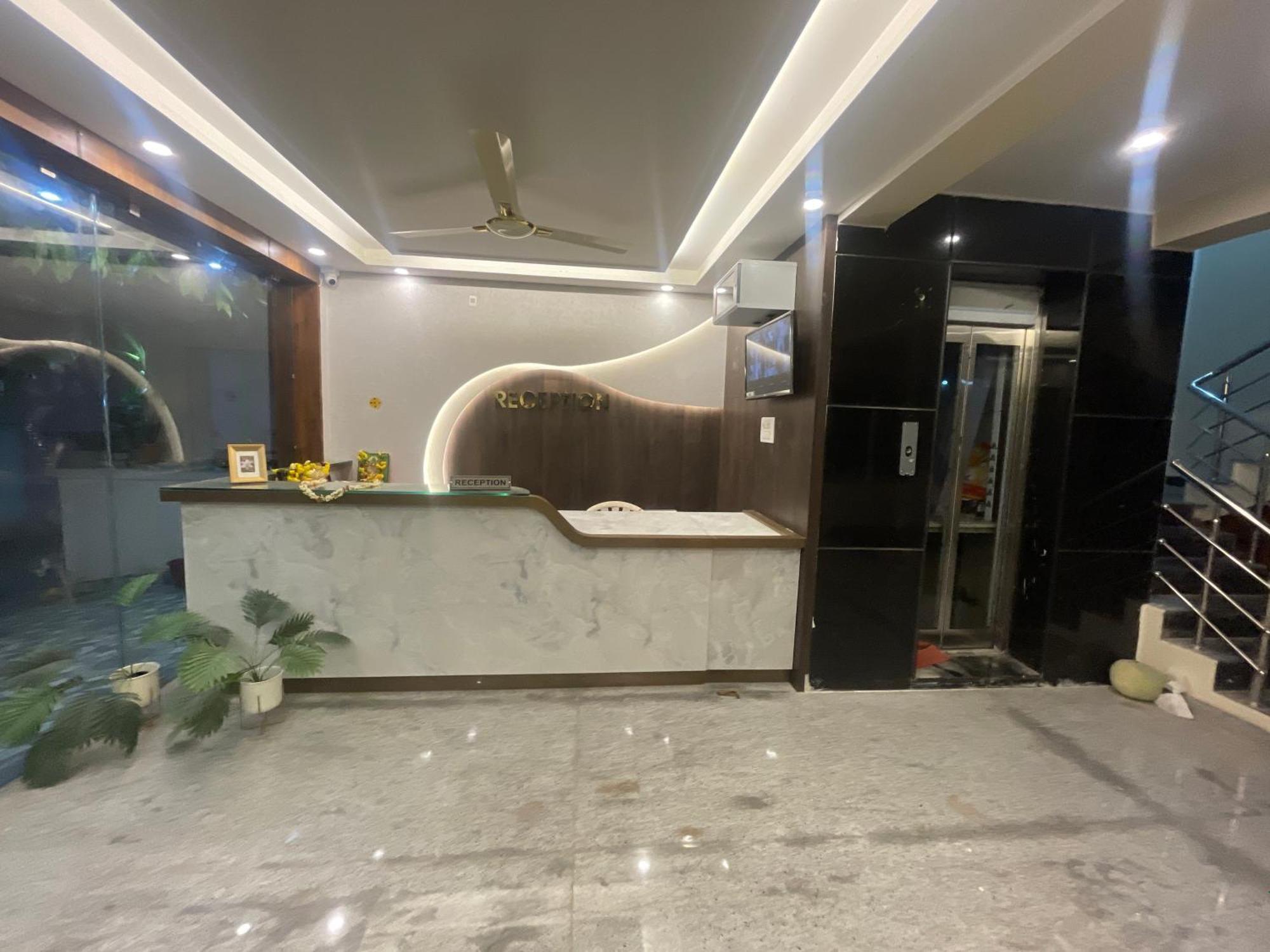 ホテル Sri Ganesh Residency ティルパティ エクステリア 写真